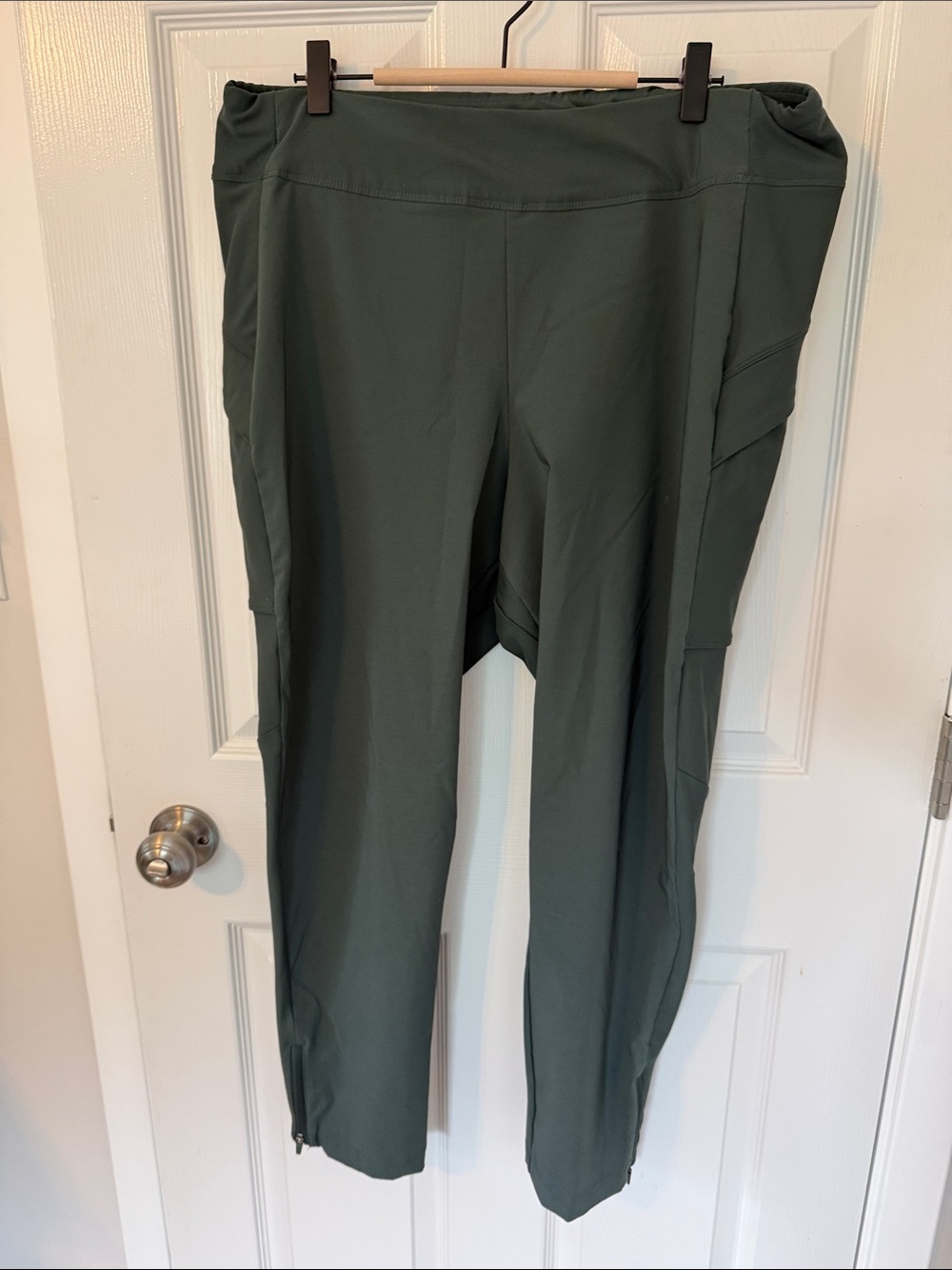 Old Navy Olive Green Athletic hybrid leggings with Side Pockets